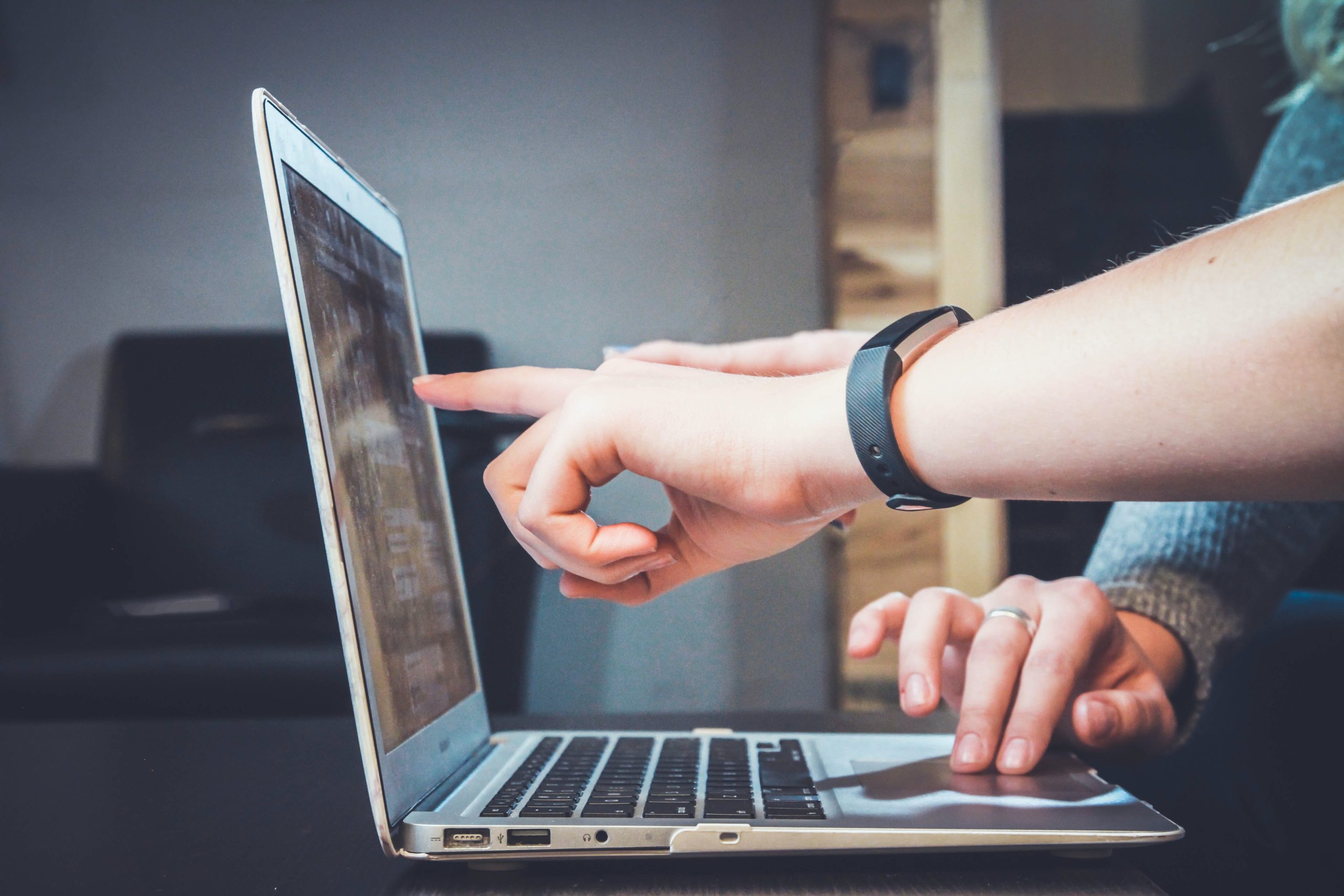 You are currently viewing 5 Things You Should Never Do on a Work Computer